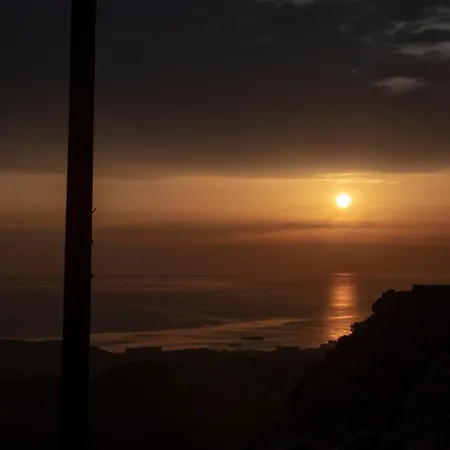 Thea Menetes Menetaí