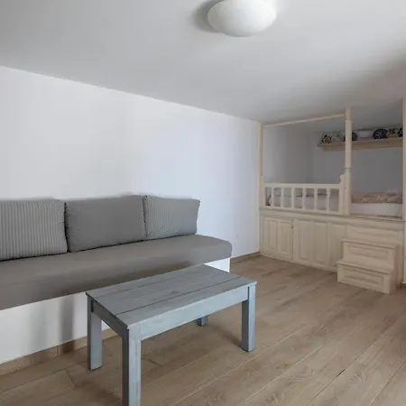 Thea Menetes Apartment Menetaí