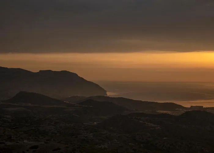 Thea Menetes Apartamento Menetaí