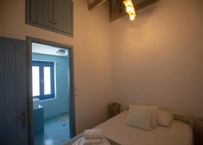 Thea Menetes アパート